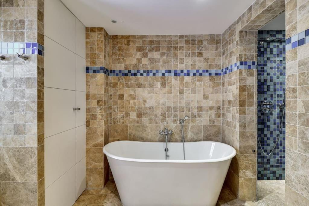 Big Stylish And Modern Apartment In Madrid Centre Екстериор снимка